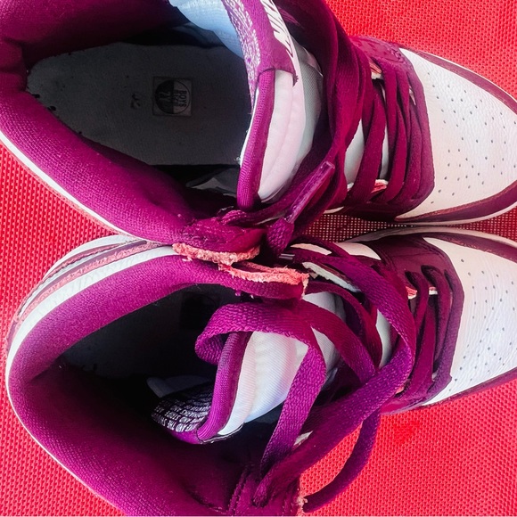 Nike boys athletic sneakers youth size 7 white/Maroon Like new. Worn twice only. - Picture 4 of 7